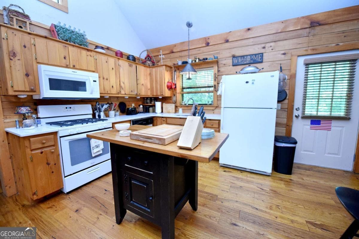 3 bedroom, 2.5 bathroom cabin,single family residence for sale at 566 Sharewood Forest, Morganton, GA 30560 — photo 8