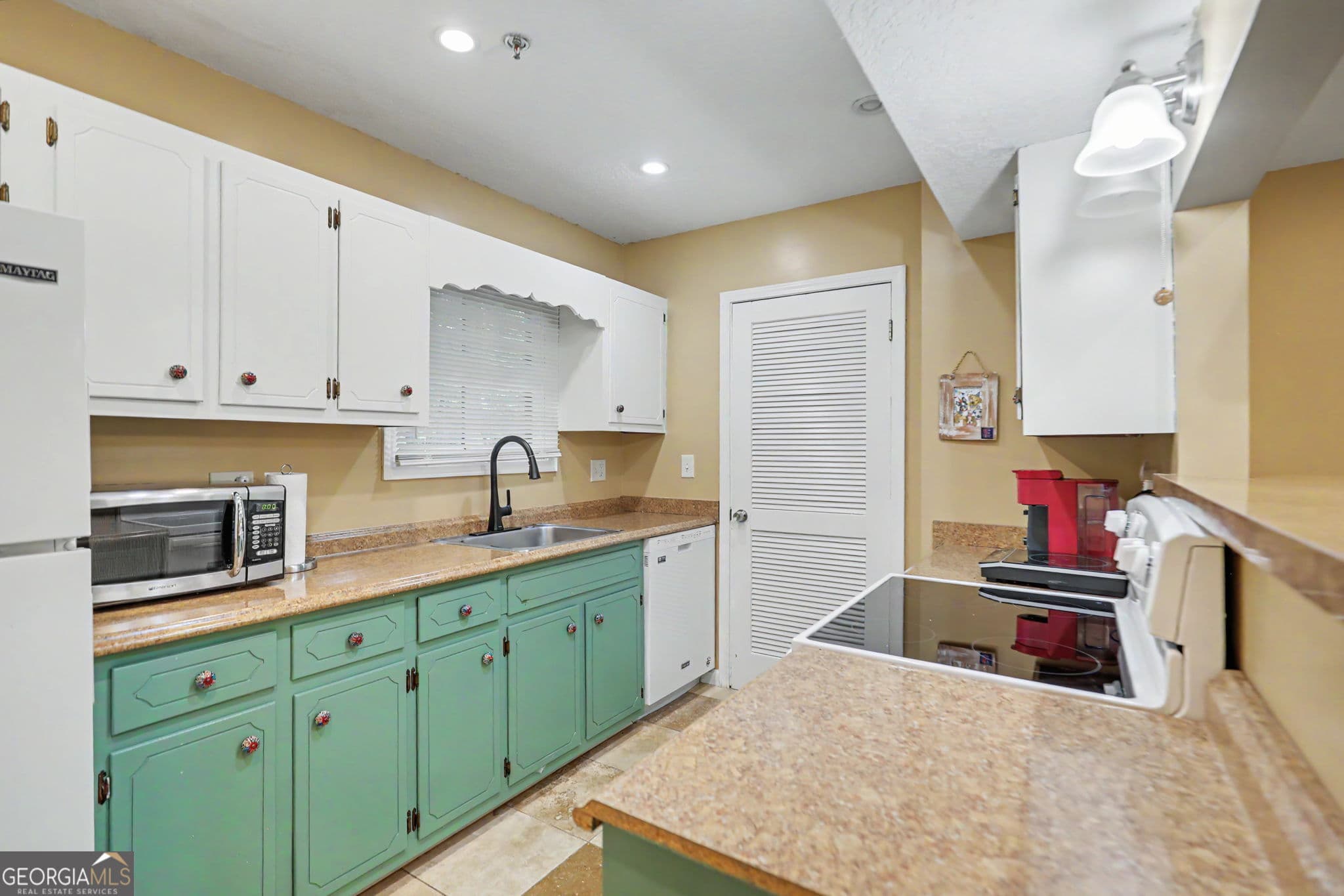 3 bedroom, 2 bathroom, 1,653 sq ft condominium for sale at 227 Shakespeare Drive #301, Clayton, GA 30525 — photo 3