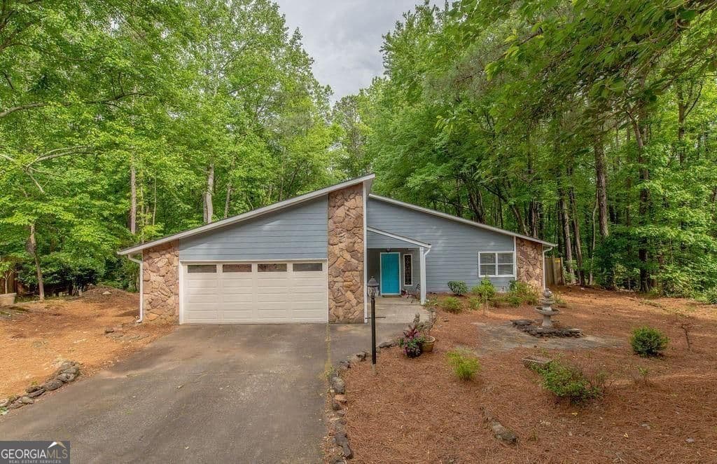 3 bedroom, 2 bathroom, 2,268 sq ft single family residence for rent at 180 Crabtree Drive, Roswell, GA 30076 for $2,800 a month — photo 1 of 1