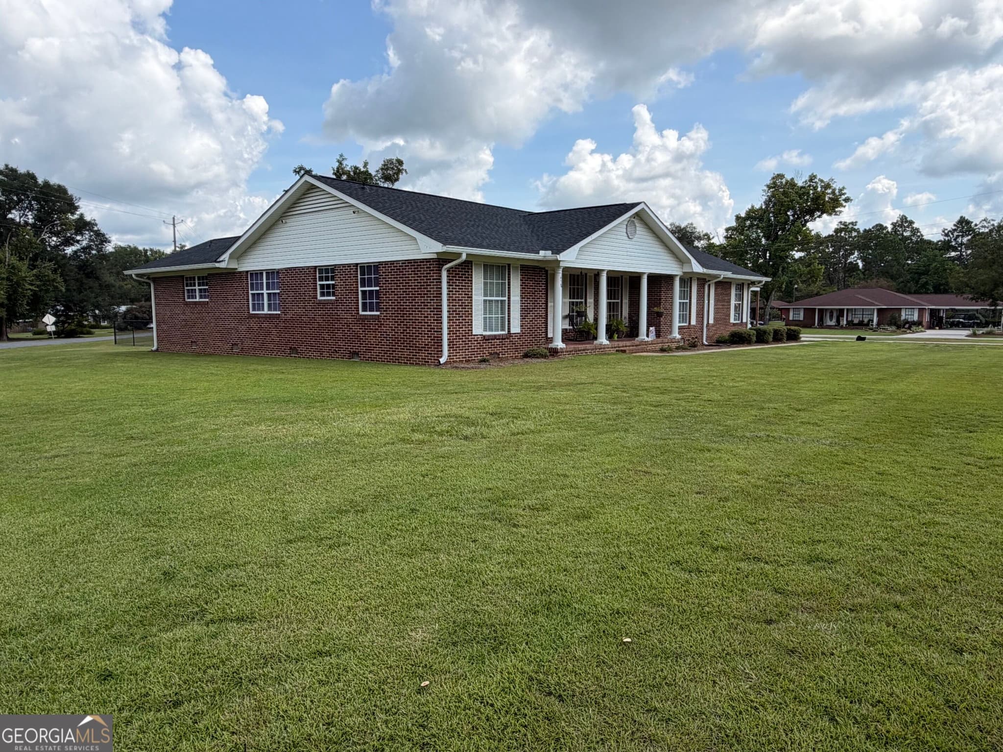 3 bedroom, 2 bathroom, 1,846 sq ft single family residence for sale at 438 W Oglethorpe Avenue, Lyons, GA 30436 — photo 2