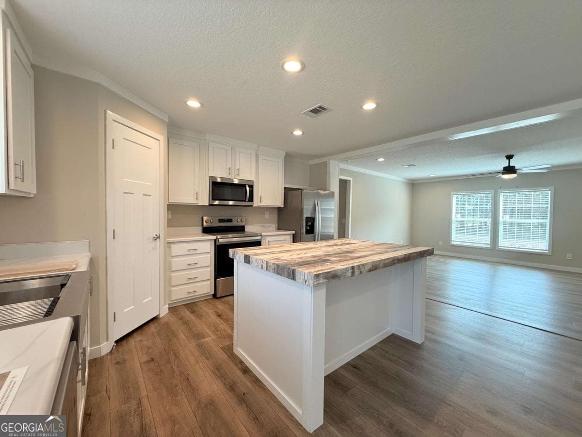4 bedroom, 2 bathroom, 2,048 sq ft manufactured home,single family residence under contract at 5240 Owens Road, Blackshear, GA 31516 — photo 6