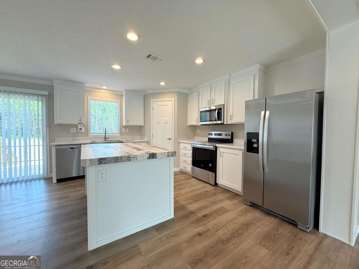 4 bedroom, 2 bathroom, 2,048 sq ft manufactured home,single family residence under contract at 5240 Owens Road, Blackshear, GA 31516 — photo 7