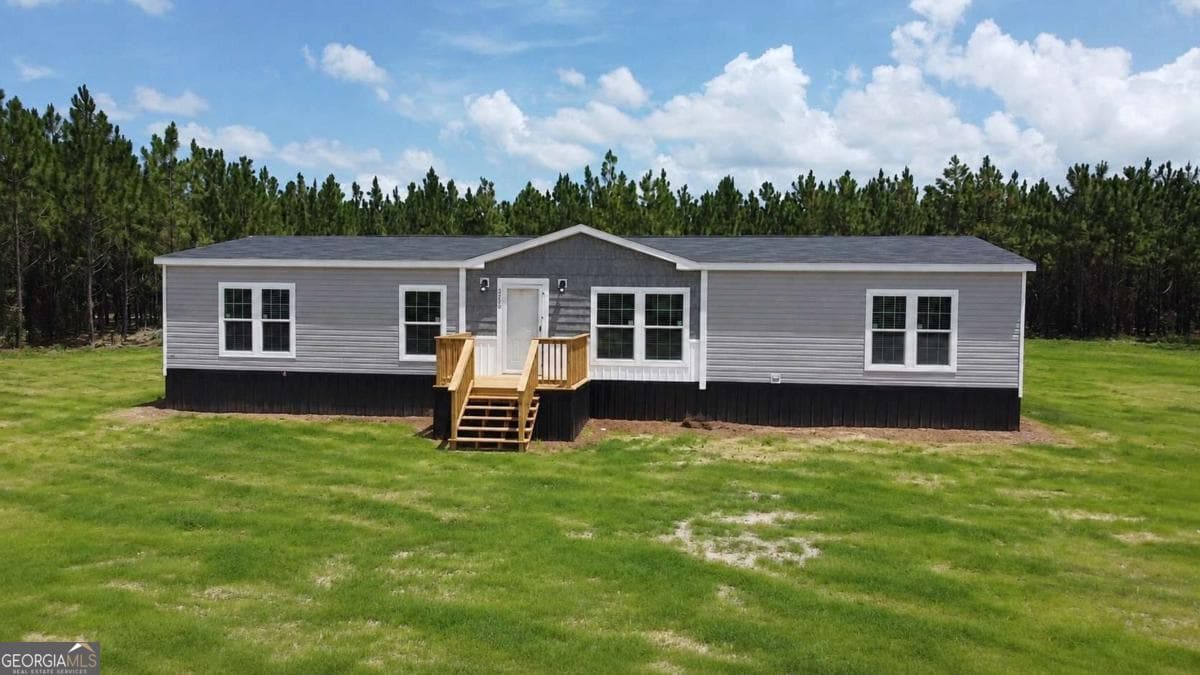 4 bedroom, 2 bathroom, 2,048 sq ft manufactured home,single family residence under contract at 5240 Owens Road, Blackshear, GA 31516