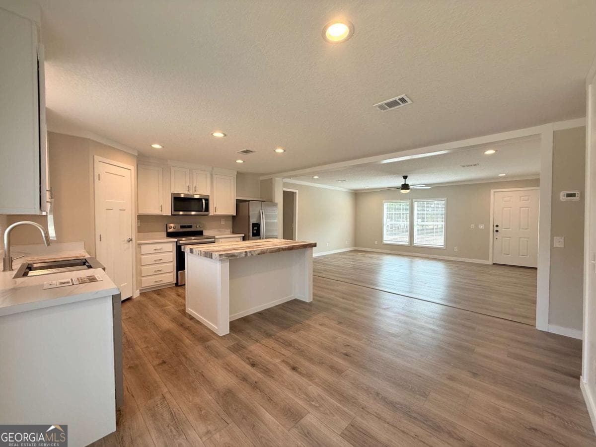 4 bedroom, 2 bathroom, 2,048 sq ft manufactured home,single family residence under contract at 5240 Owens Road, Blackshear, GA 31516 — photo 5