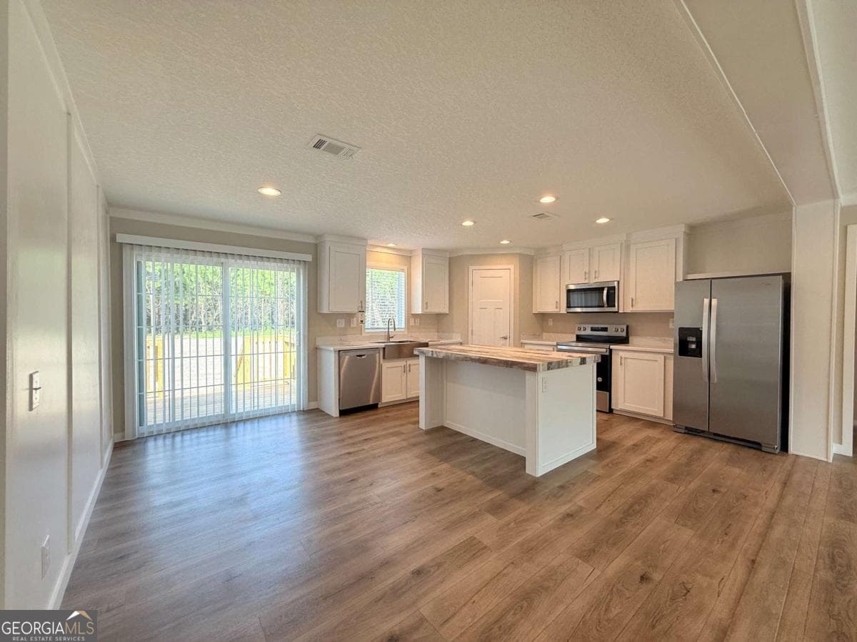 4 bedroom, 2 bathroom, 2,048 sq ft manufactured home,single family residence under contract at 5240 Owens Road, Blackshear, GA 31516 — photo 4