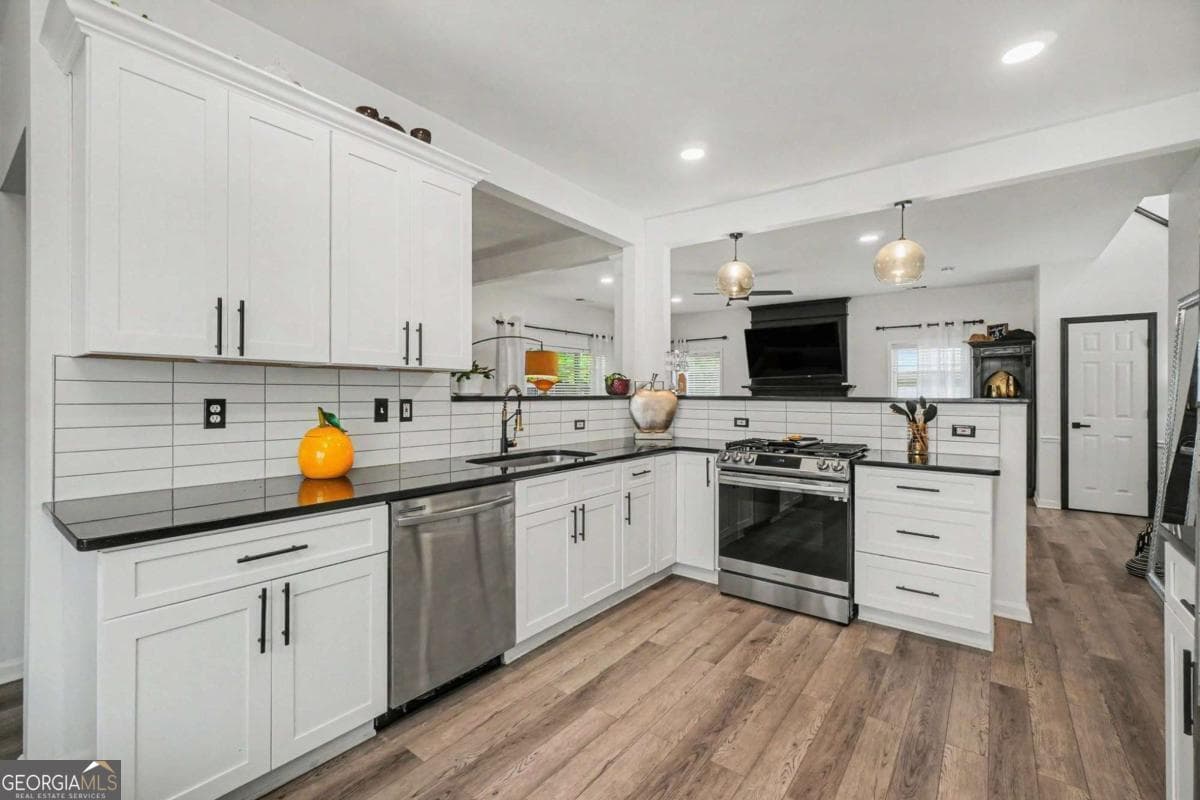 3 bedroom, 2.5 bathroom, 1,978 sq ft single family residence for sale at 2587 Alvecot Circle, Atlanta, GA 30339 — photo 10