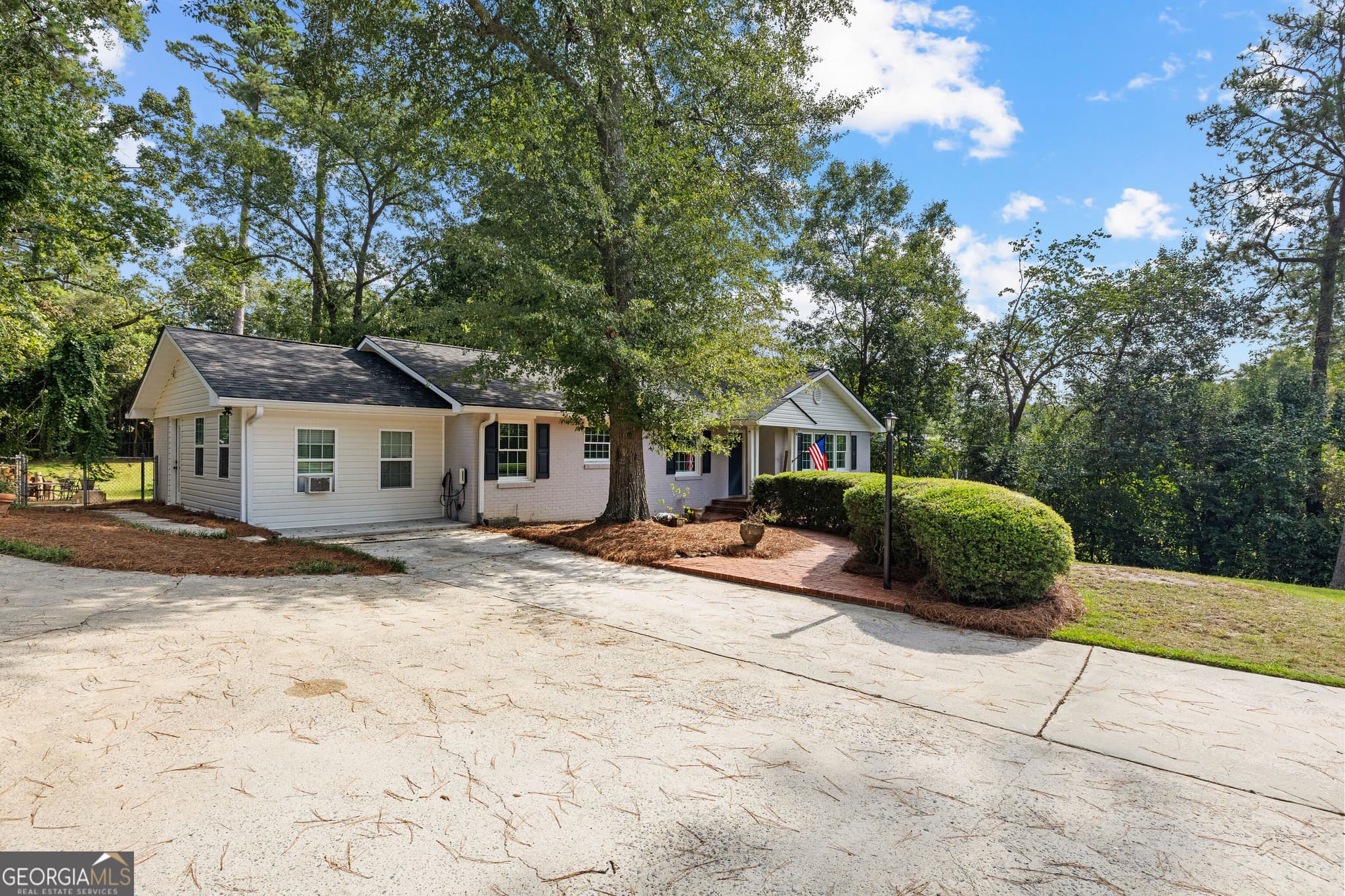 3 bedroom, 2 bathroom, 1,885 sq ft single family residence for sale at 2935 Victoria Circle, Macon, GA 31204 — photo 3