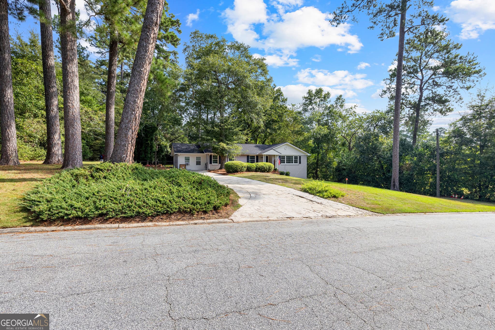 3 bedroom, 2 bathroom, 1,885 sq ft single family residence for sale at 2935 Victoria Circle, Macon, GA 31204 — photo 1 of 31