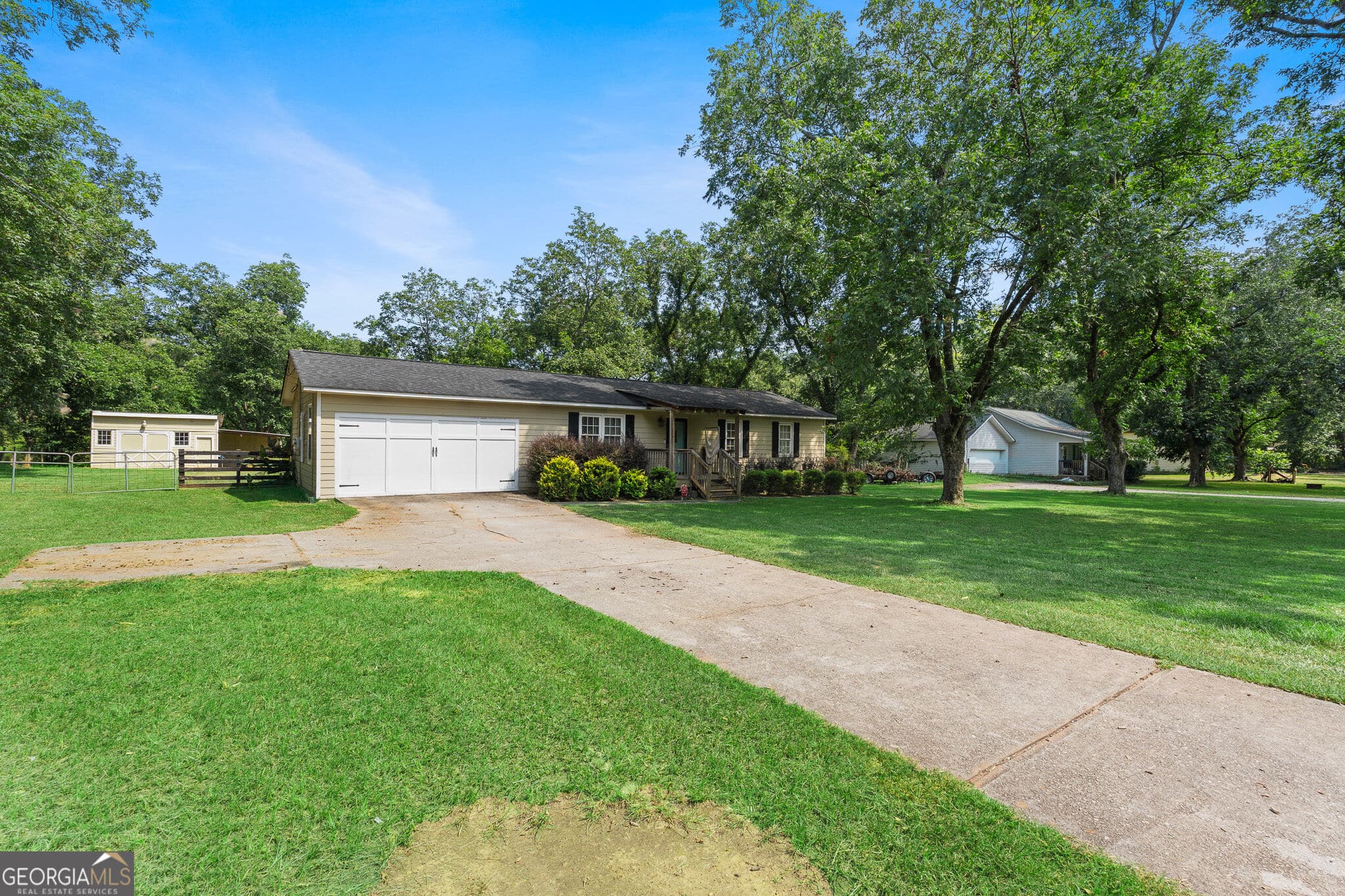 4 bedroom, 3 bathroom, 1,560 sq ft single family residence for sale at 1911 Barnesville Road, Griffin, GA 30224 — photo 2