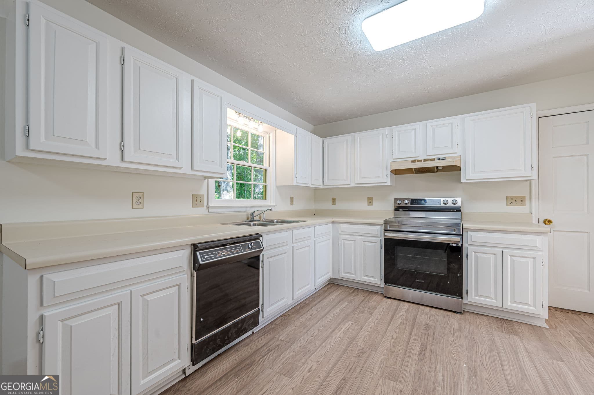 4 bedroom, 2.5 bathroom, 2,966 sq ft single family residence for sale at 2424 Tammeron Drive, Marietta, GA 30064 — photo 5