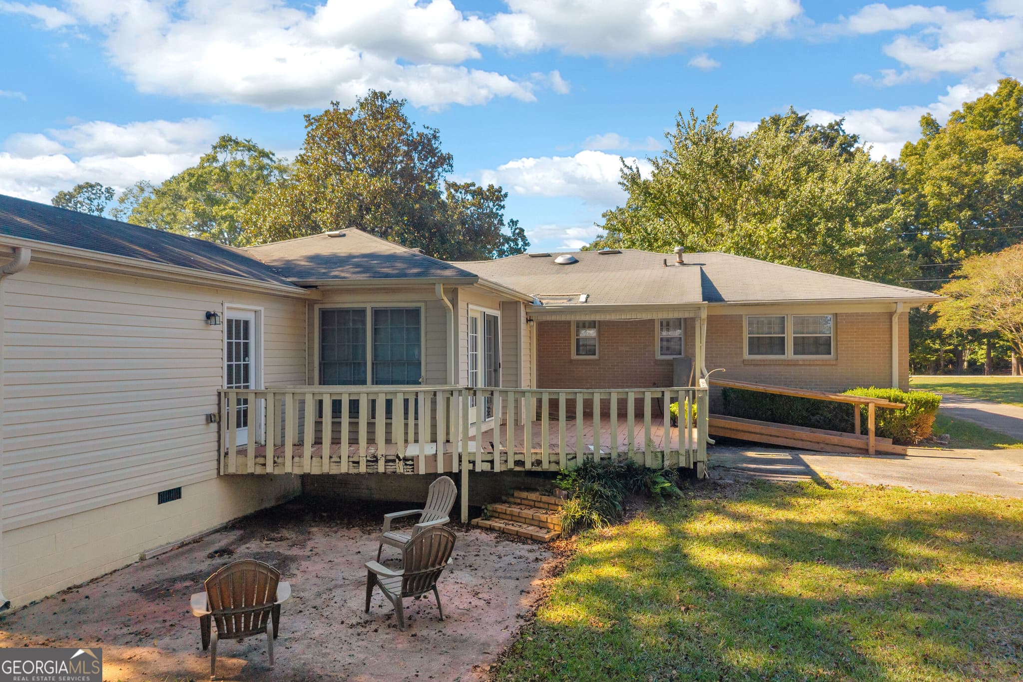 3 bedroom, 2 bathroom, 2,119 sq ft single family residence for sale at 123 Gilmer Street, Lavonia, GA 30553 — photo 2