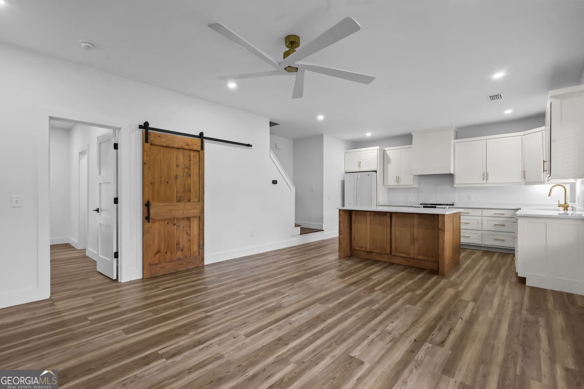 3 bedroom, 2 bathroom, 1,519 sq ft single family residence under contract at 835 Azalea Street, Blackshear, GA 31516 — photo 6