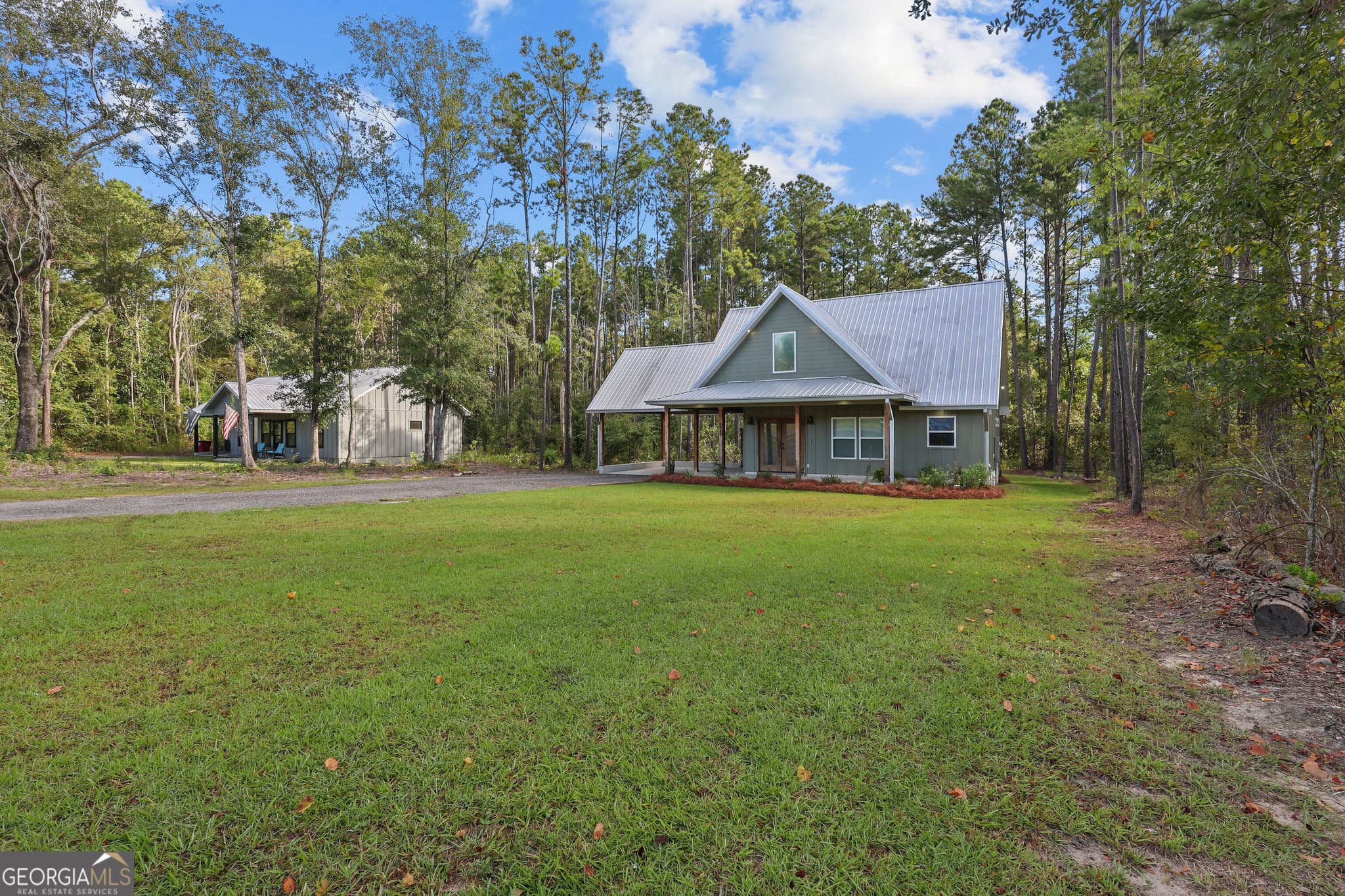 3 bedroom, 2 bathroom, 1,519 sq ft single family residence under contract at 835 Azalea Street, Blackshear, GA 31516 — photo 3