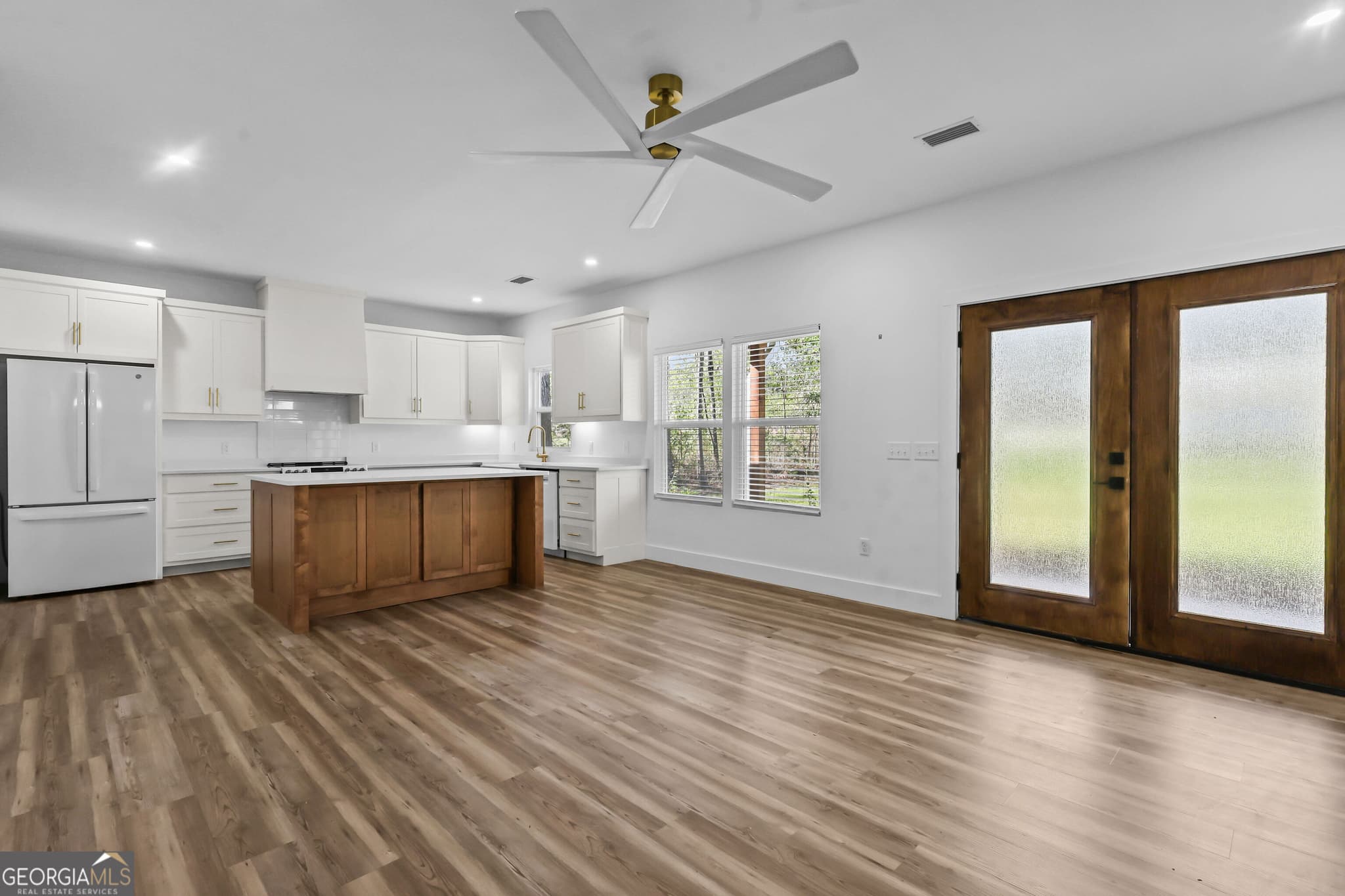 3 bedroom, 2 bathroom, 1,519 sq ft single family residence under contract at 835 Azalea Street, Blackshear, GA 31516 — photo 8