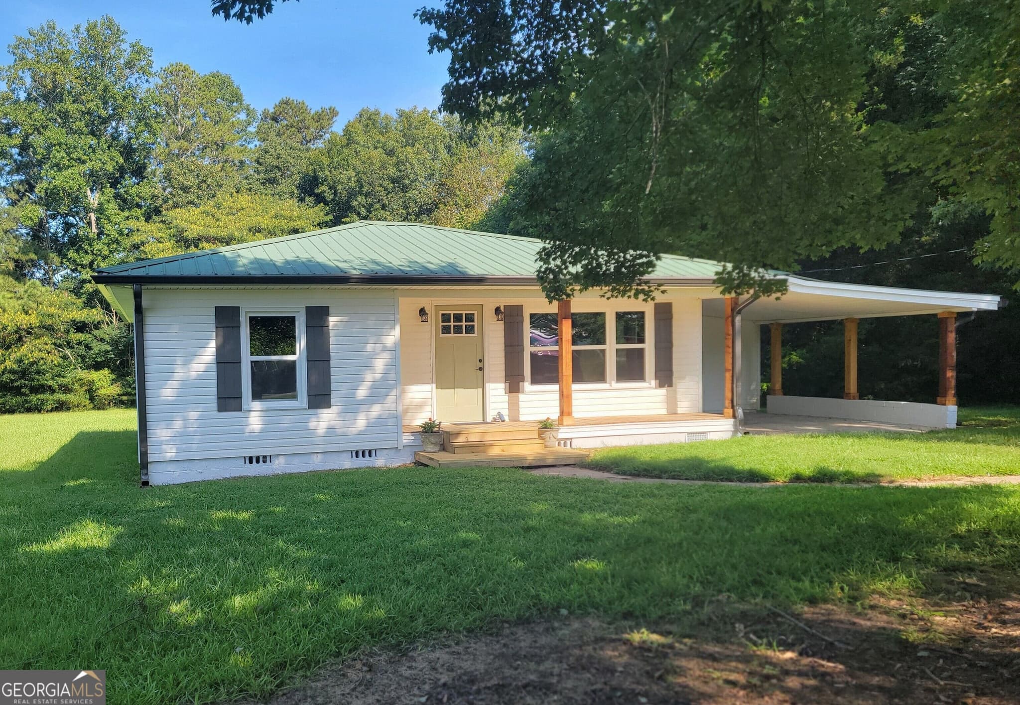 2 bedroom, 1 bathroom, 970 sq ft single family residence for sale at 1477 S 100 Highway, Bowdon, GA 30108