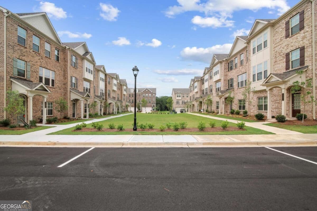 4 bedroom, 3.5 bathroom, 2,430 sq ft townhouse for rent at 1427 Halstead Place 1427, Suwanee, GA 30024 for $3,195 a month — photo 2