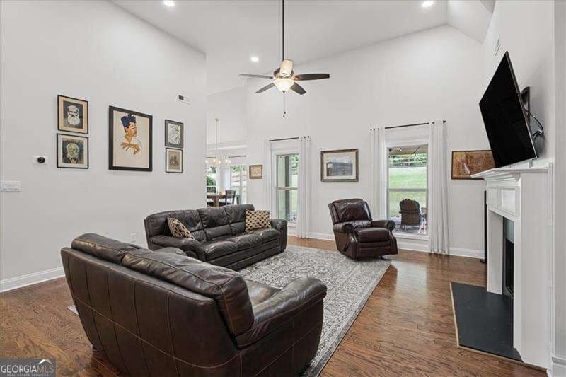 4 bedroom, 3 bathroom, 2,734 sq ft single family residence for sale at 32 Meadow View Glen, Newnan, GA 30265 — photo 6