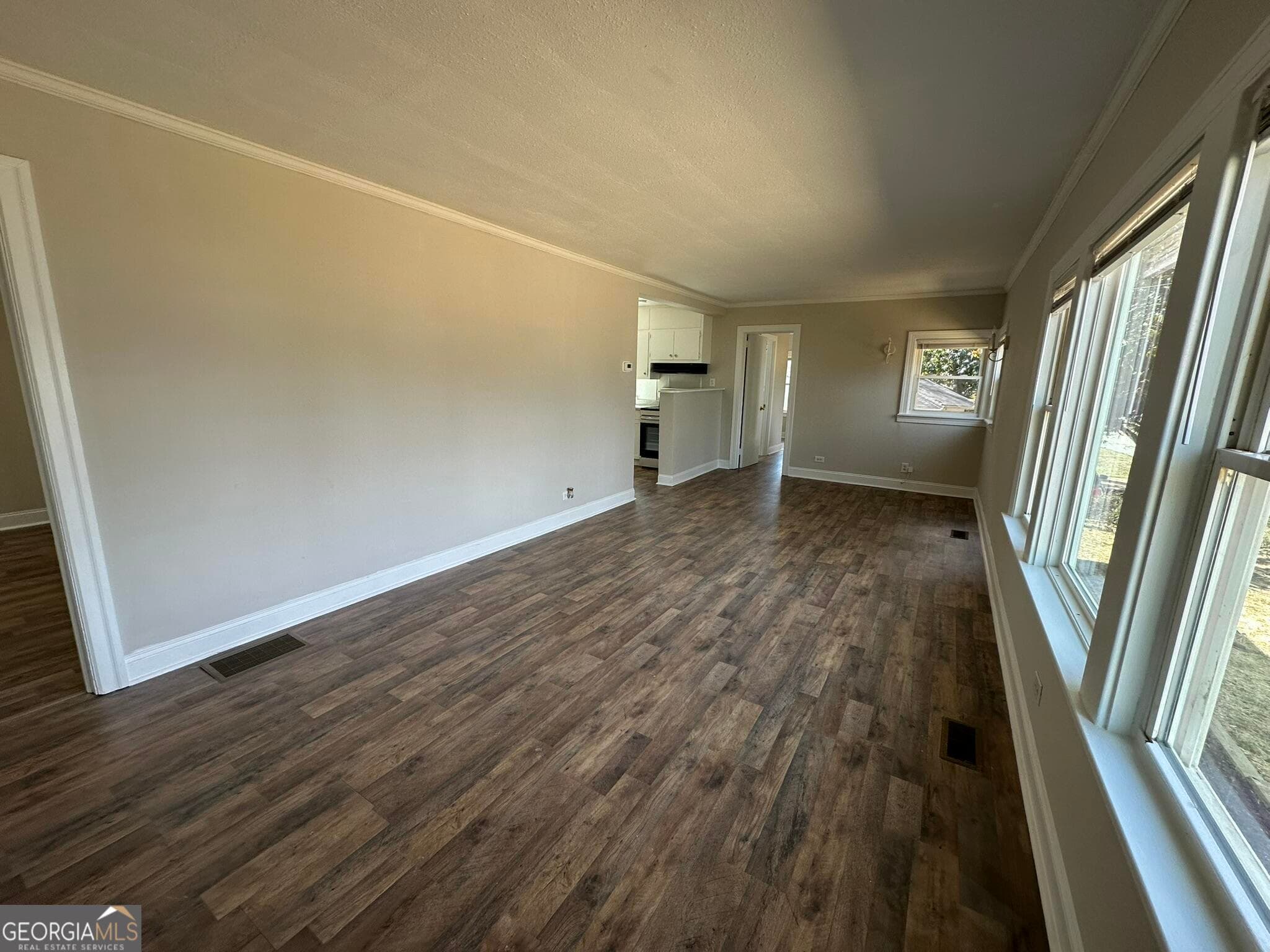 2 bedroom, 2 bathroom, 921 sq ft single family residence for sale at 256 Chattahoochee Street, Cornelia, GA 30531 — photo 2