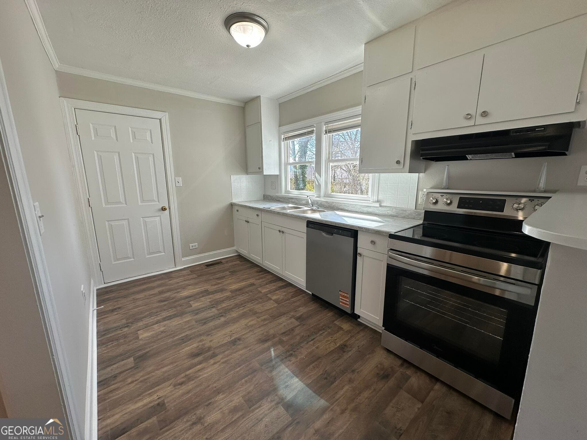 2 bedroom, 2 bathroom, 921 sq ft single family residence for sale at 256 Chattahoochee Street, Cornelia, GA 30531 — photo 4