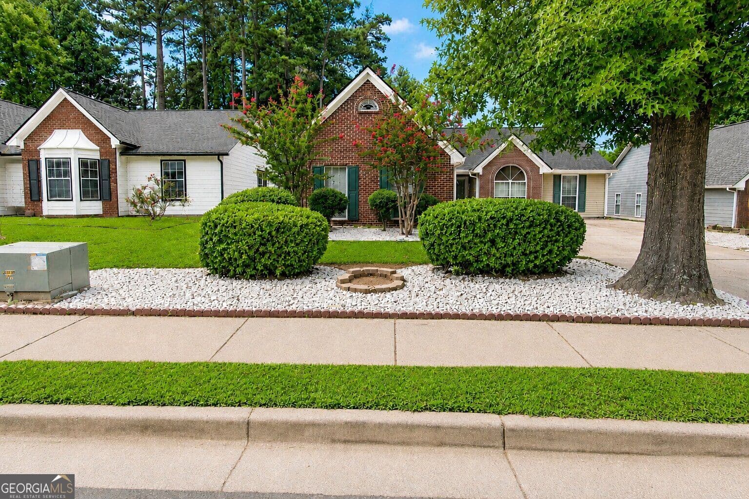 4 bedroom, 2 bathroom, 1,668 sq ft single family residence for sale at 5165 Sterling Trace Court, Lilburn, GA 30047 — photo 2