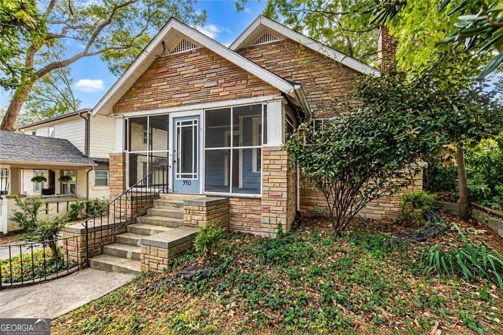 2 bedroom, 1 bathroom, 1,164 sq ft single family residence for rent at 940 Burns Drive, Atlanta, GA 30310 for $1,350 a month — photo 2