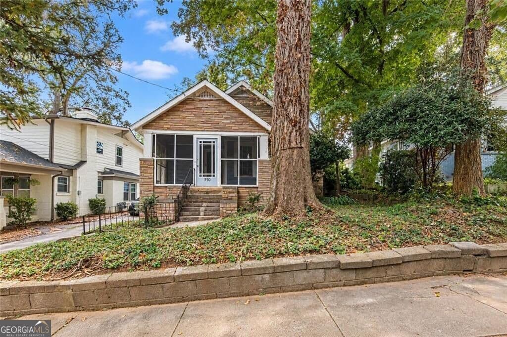 2 bedroom, 1 bathroom, 1,164 sq ft single family residence for rent at 940 Burns Drive, Atlanta, GA 30310 for $1,350 a month — photo 1 of 26