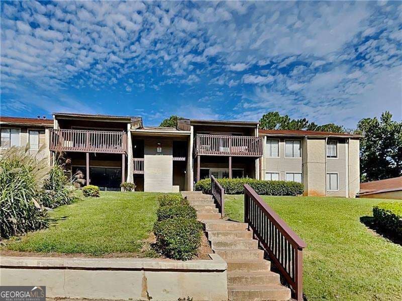 4 bedroom, 2 bathroom, 1,600 sq ft condominium for sale at 3575 Oakvale Road 305, Decatur, GA 30034 — photo 1 of 15