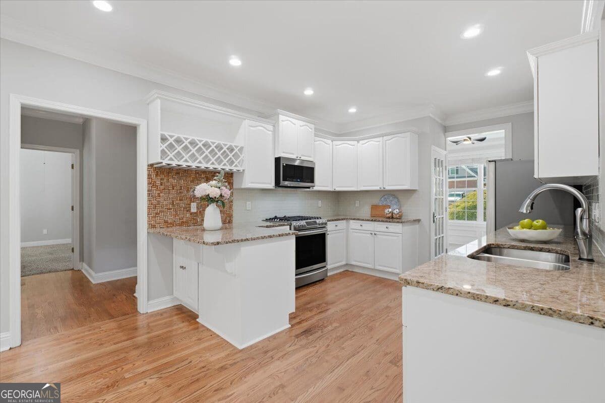 7 bedroom, 4 bathroom, 3,803 sq ft single family residence for sale at 6180 Lake Windsor Parkway, Buford, GA 30518 — photo 5