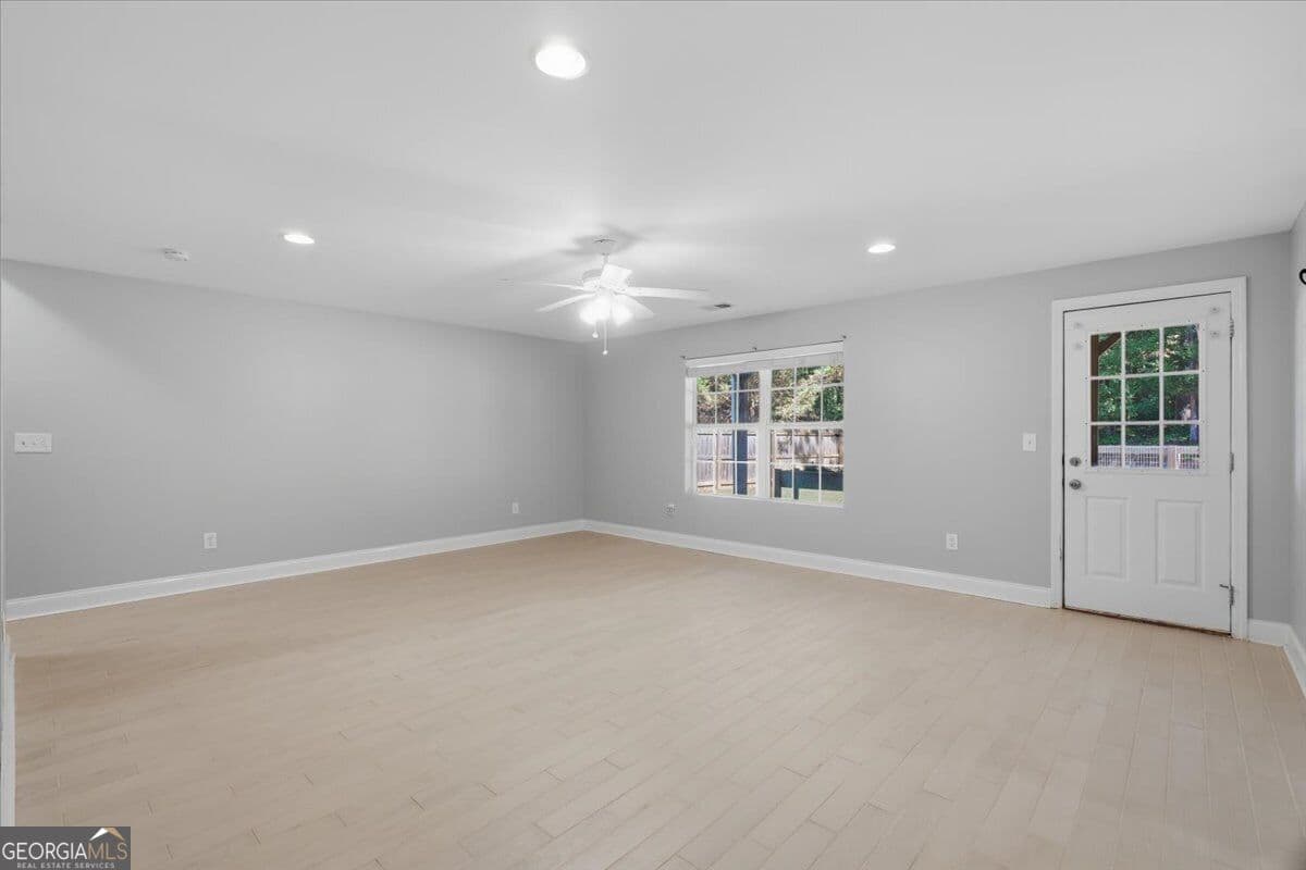 7 bedroom, 4 bathroom, 3,803 sq ft single family residence for sale at 6180 Lake Windsor Parkway, Buford, GA 30518 — photo 9
