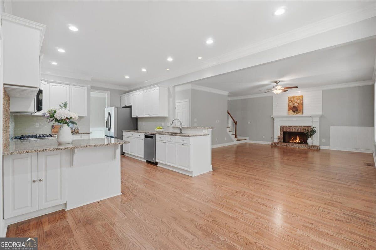 7 bedroom, 4 bathroom, 3,803 sq ft single family residence for sale at 6180 Lake Windsor Parkway, Buford, GA 30518 — photo 4