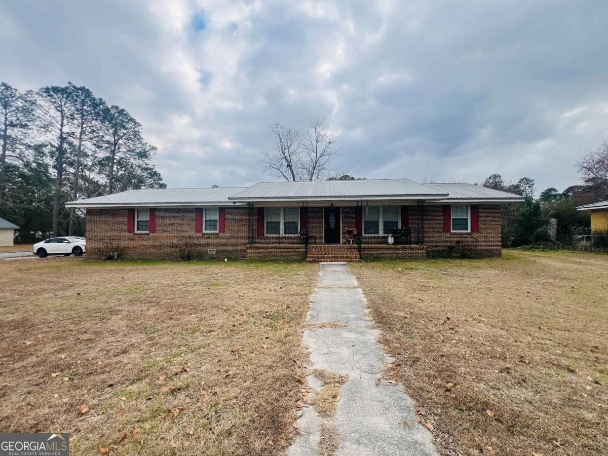 4 bedroom, 2 bathroom, 2,128 sq ft single family residence for sale at 408 Janice Avenue, Nashville, GA 31639 — photo 2