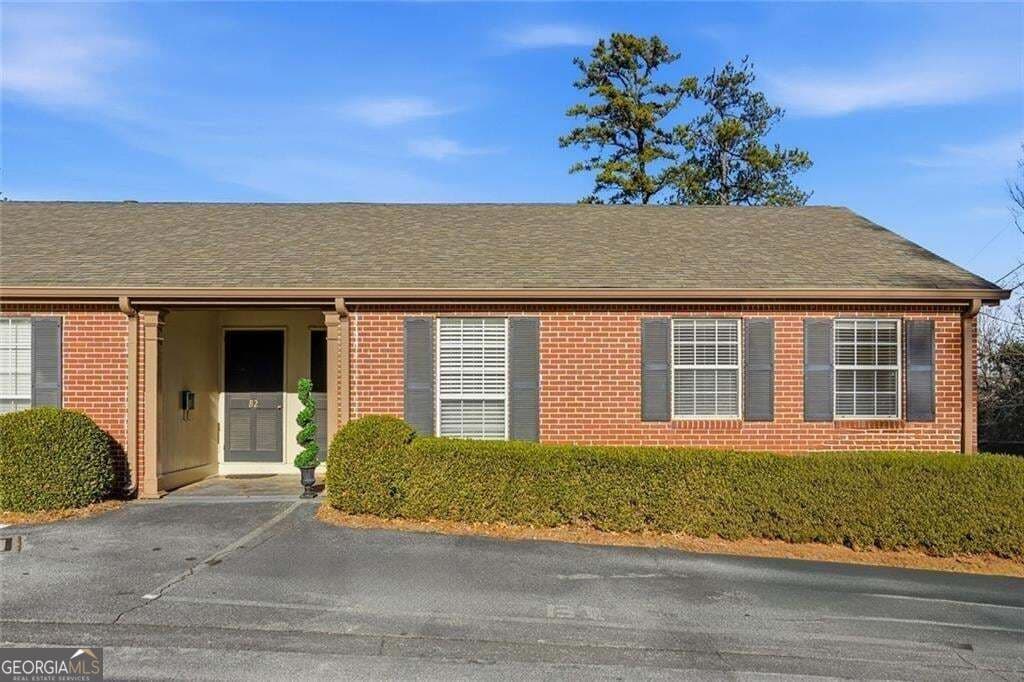 2 bedroom, 1.5 bathroom, 886 sq ft condominium for sale at 5375 Roswell Road B1, Sandy Springs, GA 30342 — photo 1 of 27