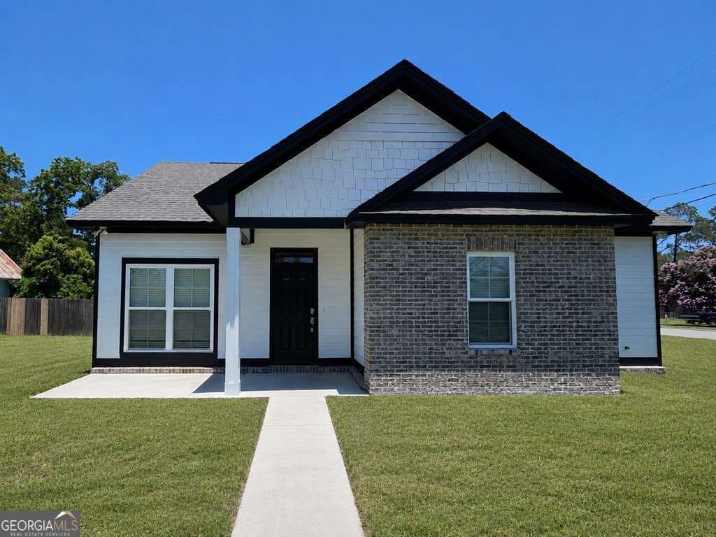 3 bedroom, 2 bathroom, 1,374 sq ft single family residence for sale at 215 E Eighth Street, Adel, GA 31620 — photo 2