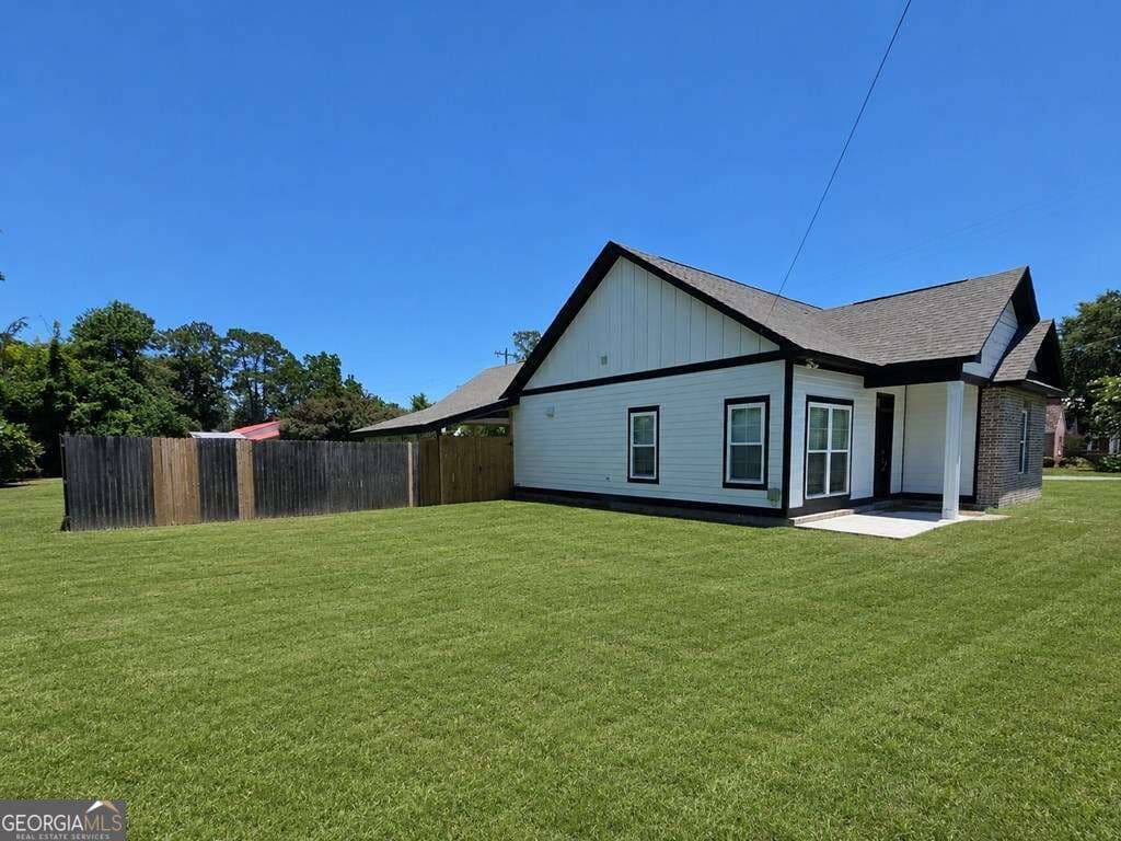 3 bedroom, 2 bathroom, 1,374 sq ft single family residence for sale at 215 E Eighth Street, Adel, GA 31620 — photo 3