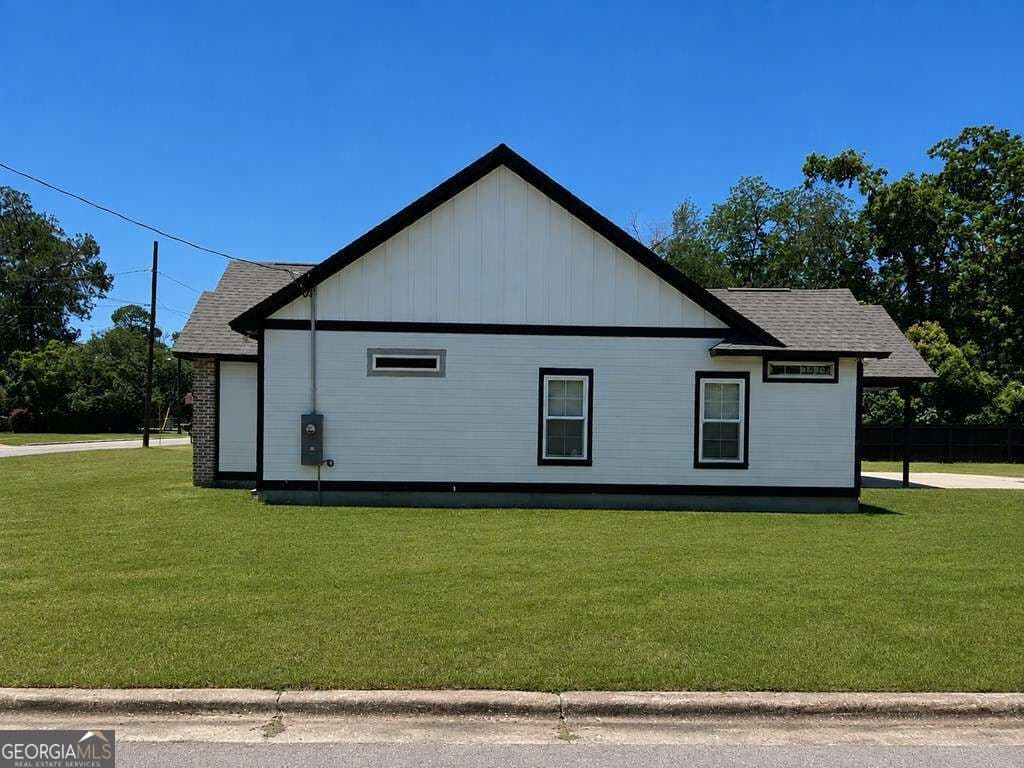 3 bedroom, 2 bathroom, 1,374 sq ft single family residence for sale at 215 E Eighth Street, Adel, GA 31620 — photo 4
