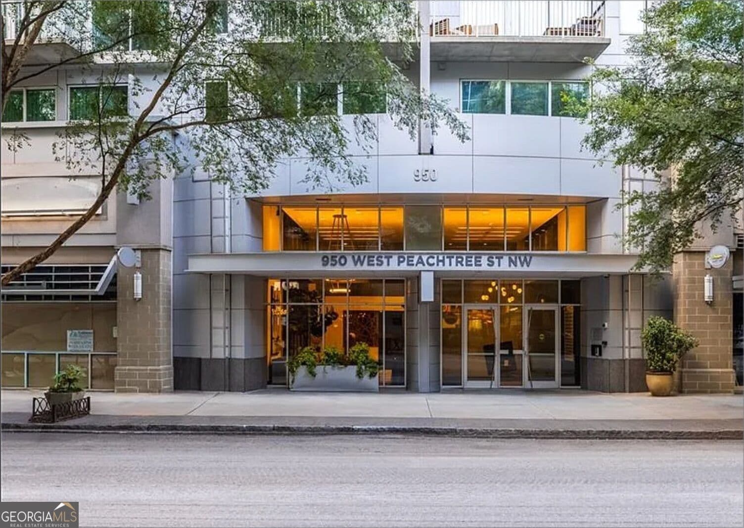 1 bedroom, 1 bathroom, 800 sq ft condominium for sale at 950 W Peachtree Street 1702, Atlanta, GA 30309 — photo 1 of 29