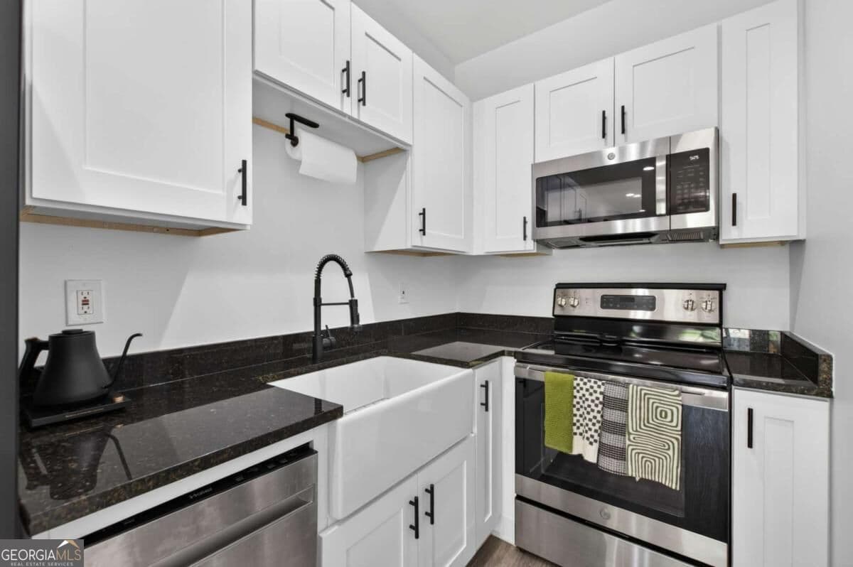 1 bedroom, 1 bathroom, 676 sq ft single family residence for sale at 3120 Godby Road APT 1101, College Park, GA 30349 — photo 8