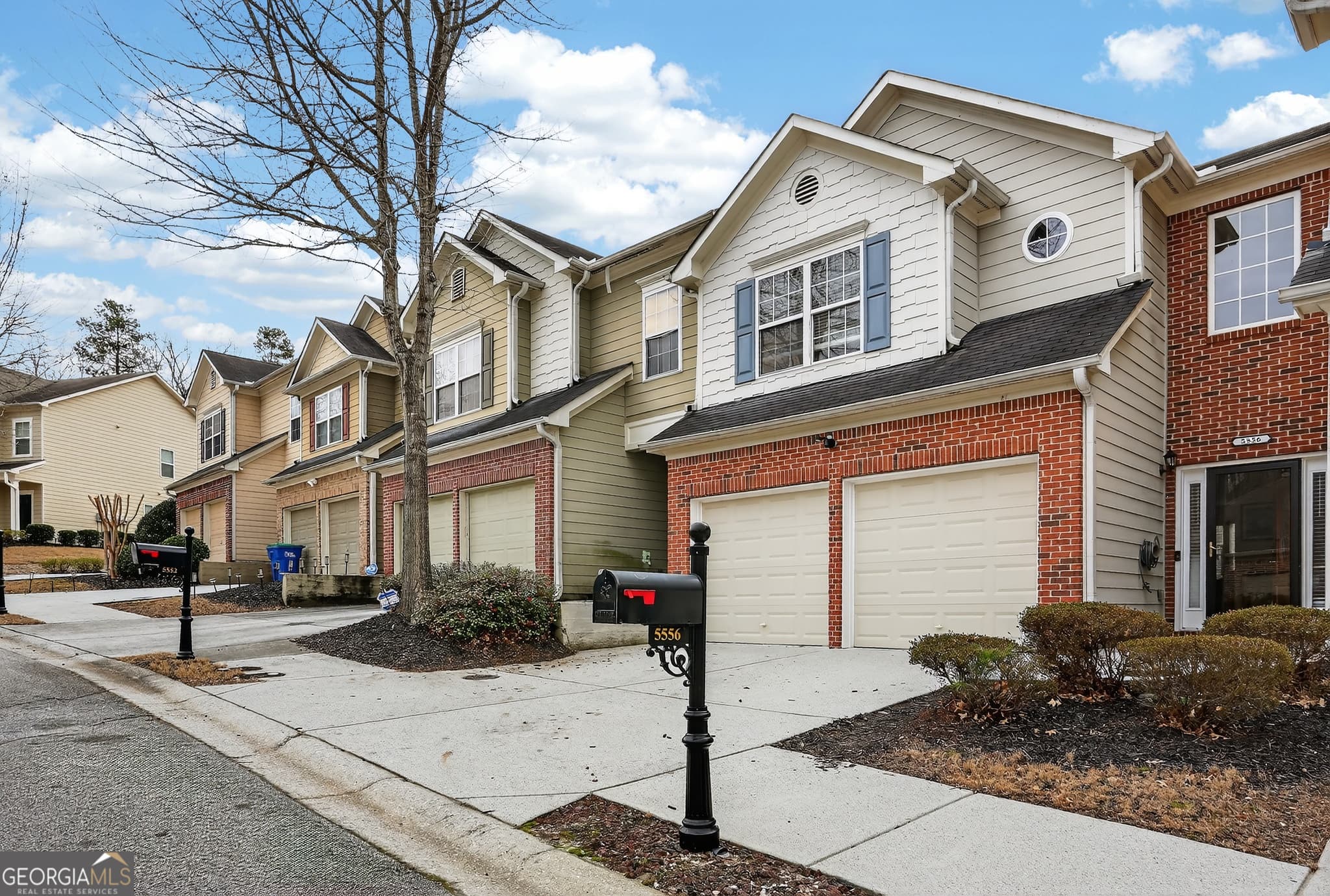 3 bedroom, 2.5 bathroom, 1,783 sq ft townhouse for sale at 5556 Cascade Run, South Fulton, GA 30336 — photo 3