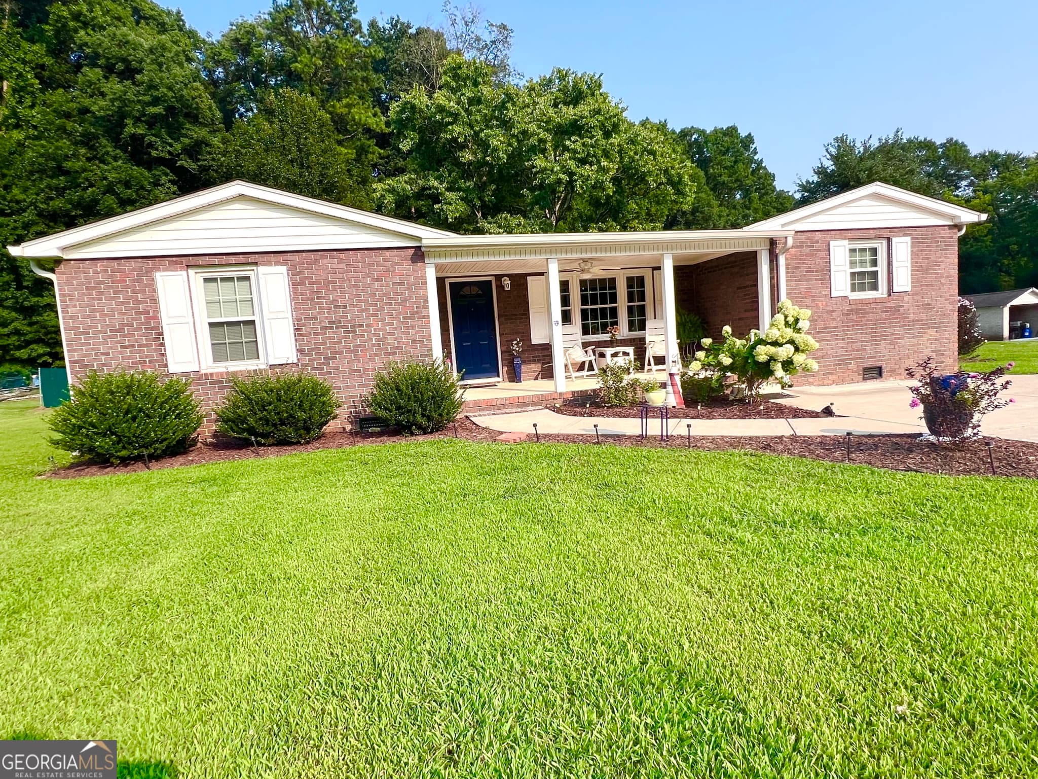 3 bedroom, 2 bathroom, 1,388 sq ft single family residence for sale at 1517 Cave Spring Road, Rome, GA 30161 — photo 1 of 23