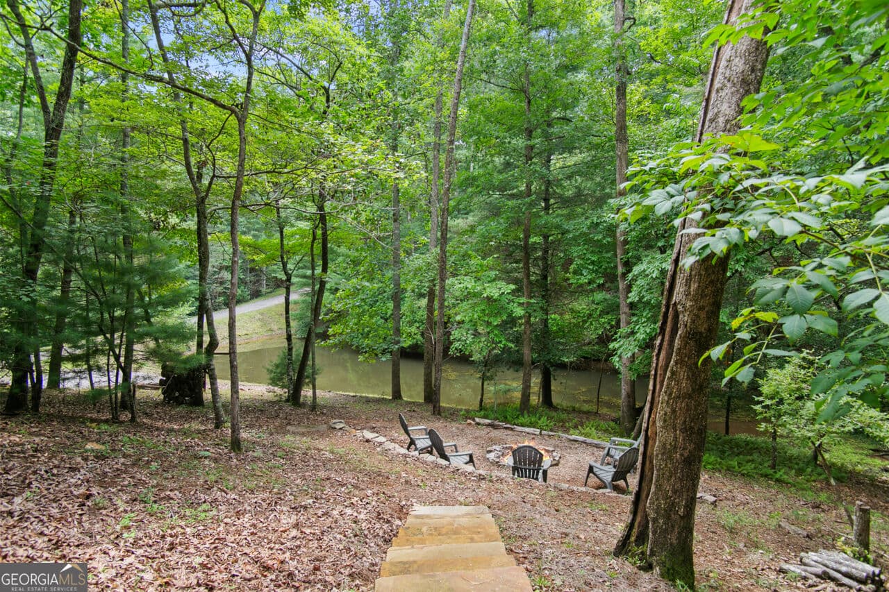 4 bedroom, 3 bathroom, 2,080 sq ft cabin,single family residence for sale at 322 Honeysuckle Way, Blue Ridge, GA 30513 — photo 3
