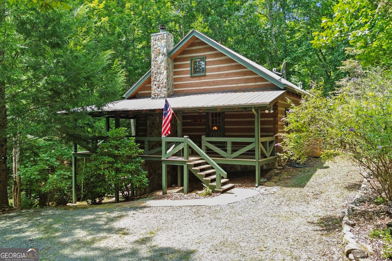 4 bedroom, 3 bathroom, 2,080 sq ft cabin,single family residence for sale at 322 Honeysuckle Way, Blue Ridge, GA 30513 — photo 4