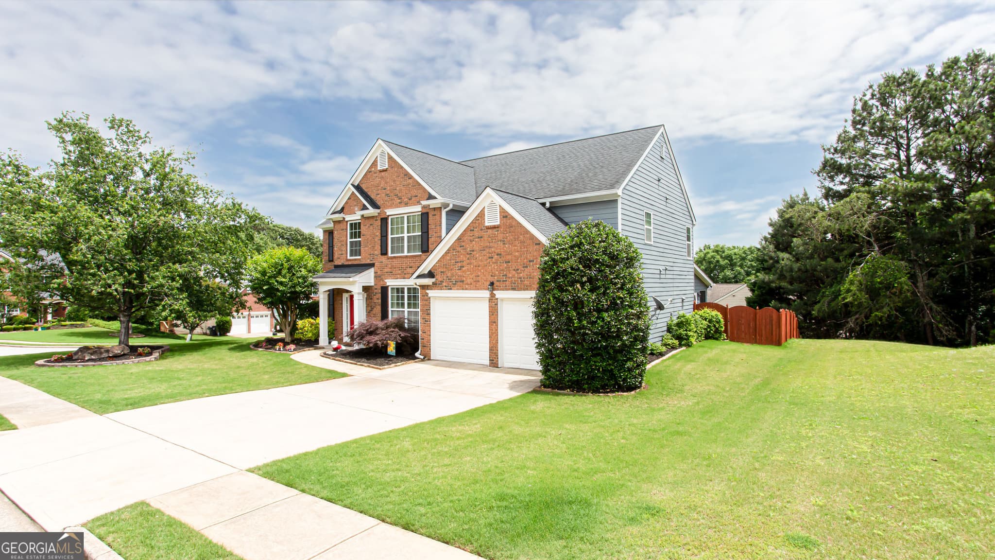 4 bedroom, 2.5 bathroom, 3,092 sq ft single family residence for sale at 863 Van Briggle Path, Sugar Hill, GA 30518 — photo 2