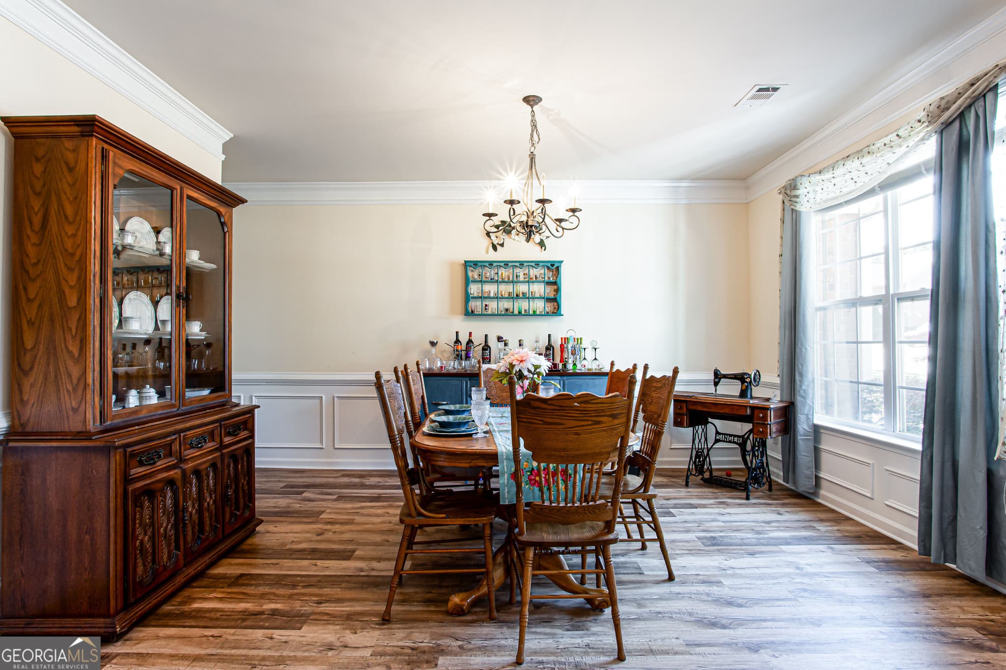 4 bedroom, 2.5 bathroom, 3,092 sq ft single family residence for sale at 863 Van Briggle Path, Sugar Hill, GA 30518 — photo 6