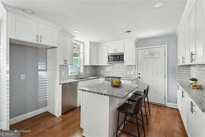 3 bedroom, 2 bathroom, 1,585 sq ft single family residence for sale at 4915 Campbellton Road, Atlanta, GA 30331 — photo 2