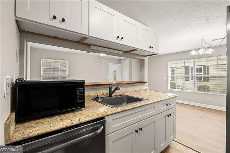 2 bedroom, 1 bathroom, 882 sq ft condominium for sale at 1330 Surrey Lane, Marietta, GA 30008 — photo 9