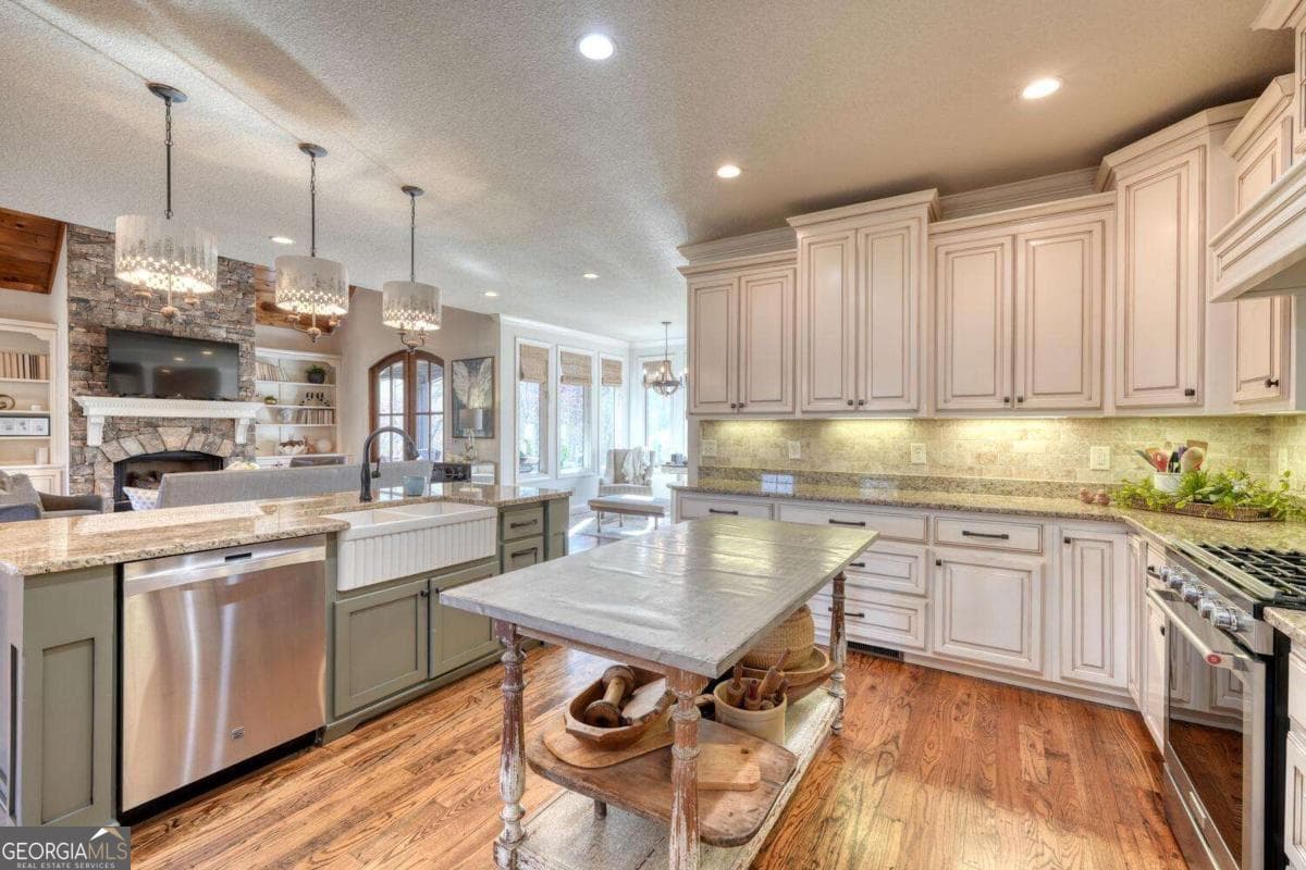 3 bedroom, 3.5 bathroom, 1,986 sq ft single family residence for sale at 215 Harmony Lane, Hiawassee, GA 30546 — photo 4