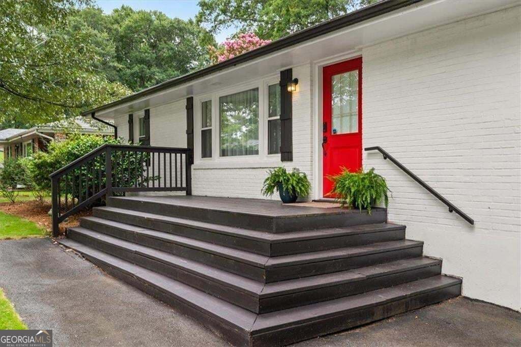 3 bedroom, 2 bathroom, 1,307 sq ft single family residence for sale at 1546 Cloverdale Drive, Marietta, GA 30067 — photo 3