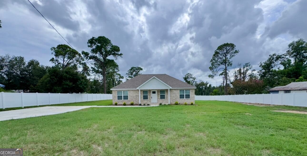 3 bedroom, 2 bathroom, 1,200 sq ft single family residence under contract at 1100 Orange Street, Vidalia, GA 30474 — photo 2