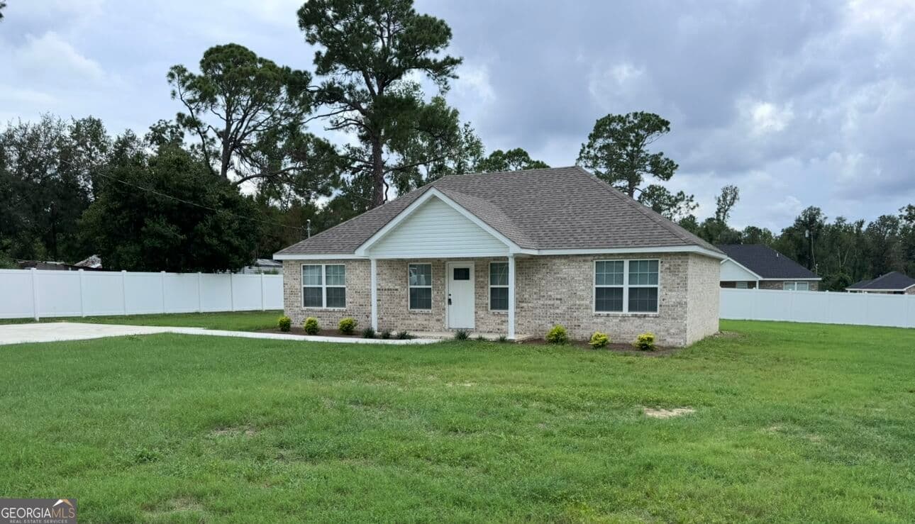 3 bedroom, 2 bathroom, 1,200 sq ft single family residence under contract at 1100 Orange Street, Vidalia, GA 30474 — photo 3