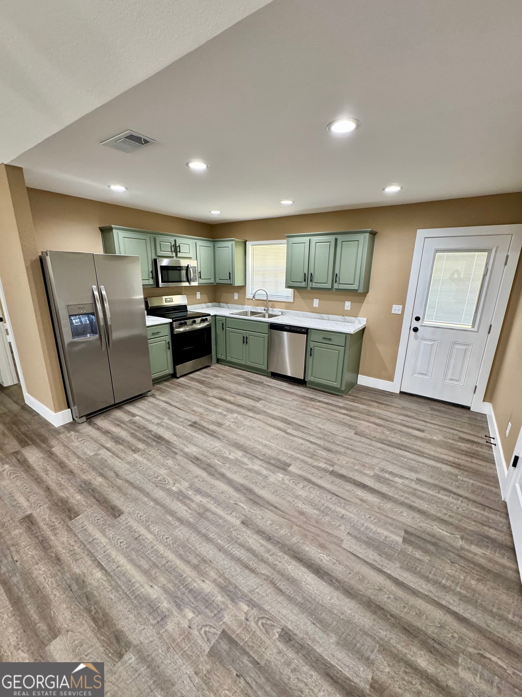 3 bedroom, 2 bathroom, 1,200 sq ft single family residence under contract at 1100 Orange Street, Vidalia, GA 30474 — photo 5
